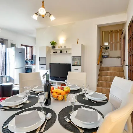2 Bedroom Gorgeous Home In Gornje Stative Exterior photo