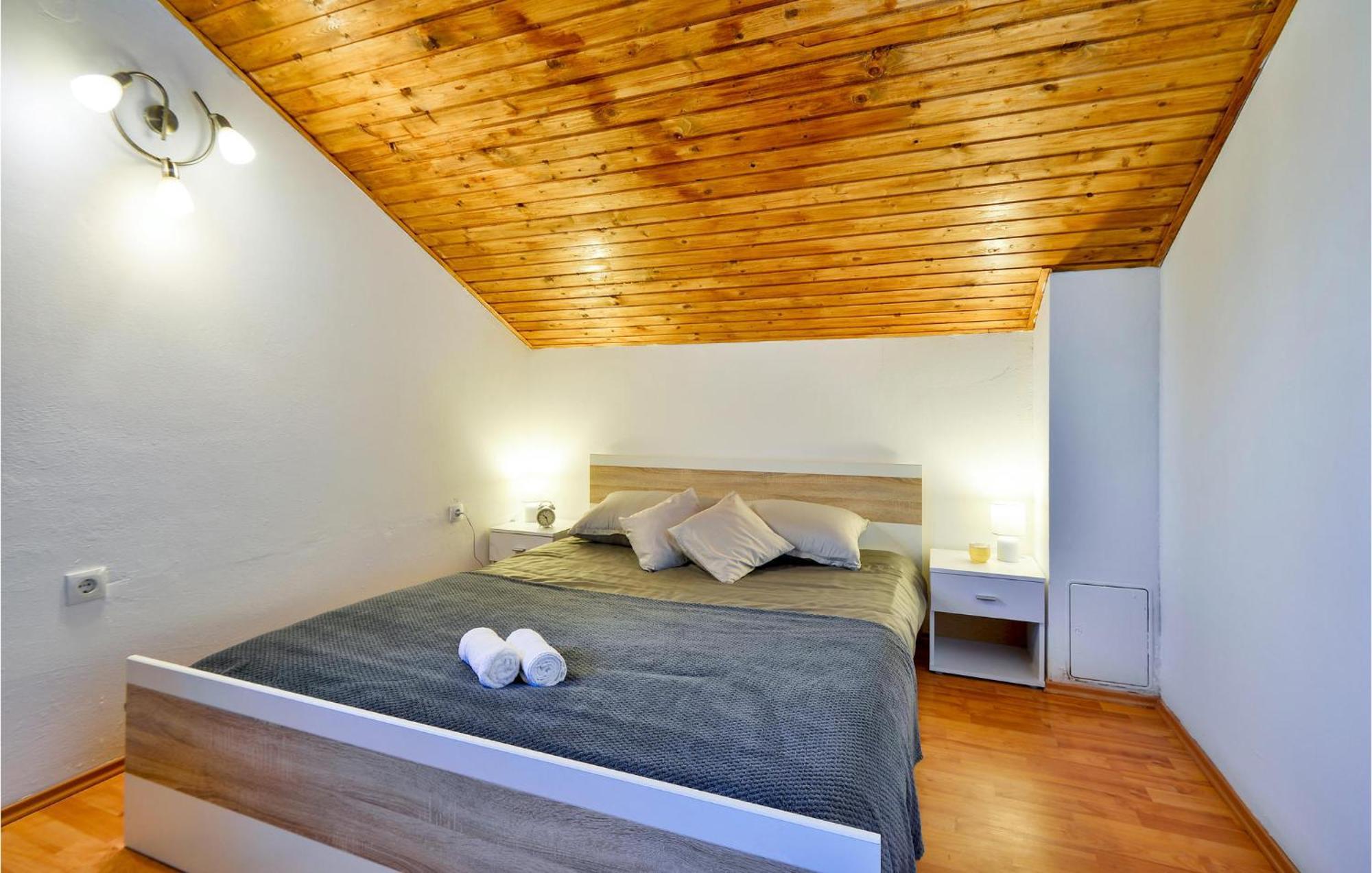2 Bedroom Gorgeous In Gornje Stative