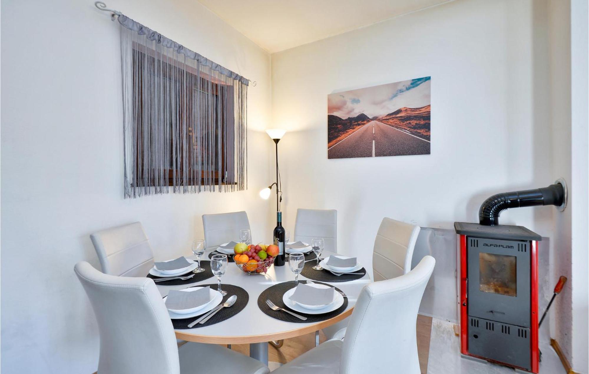 2 Bedroom Gorgeous In Holiday home Gornje Stative